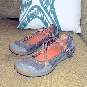 Chaco outcross close toe shoes